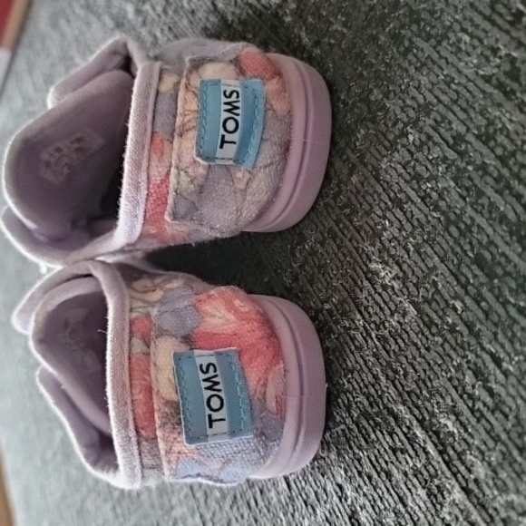 TOMS Slip-on Hawaiian Floral Sneakers - T6 - Picture 4 of 7